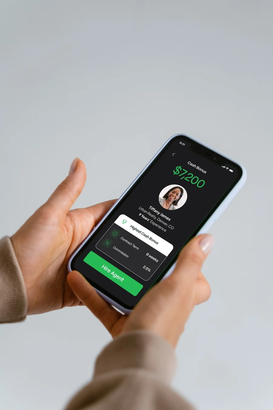 A seller reading an agent's cash bonus offer on their phone